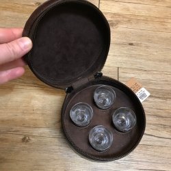 Carlobolaget 4 snapseglas i l�der-etui