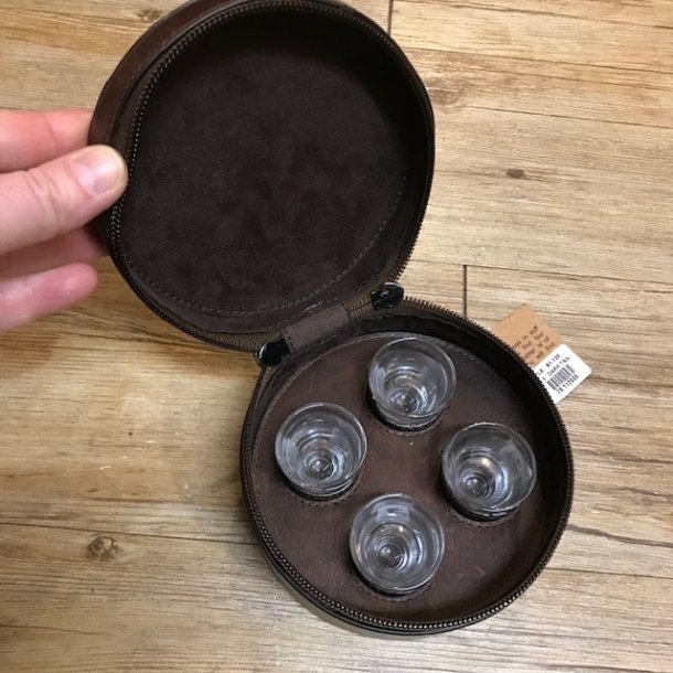 Carlobolaget 4 snapseglas i l�der-etui